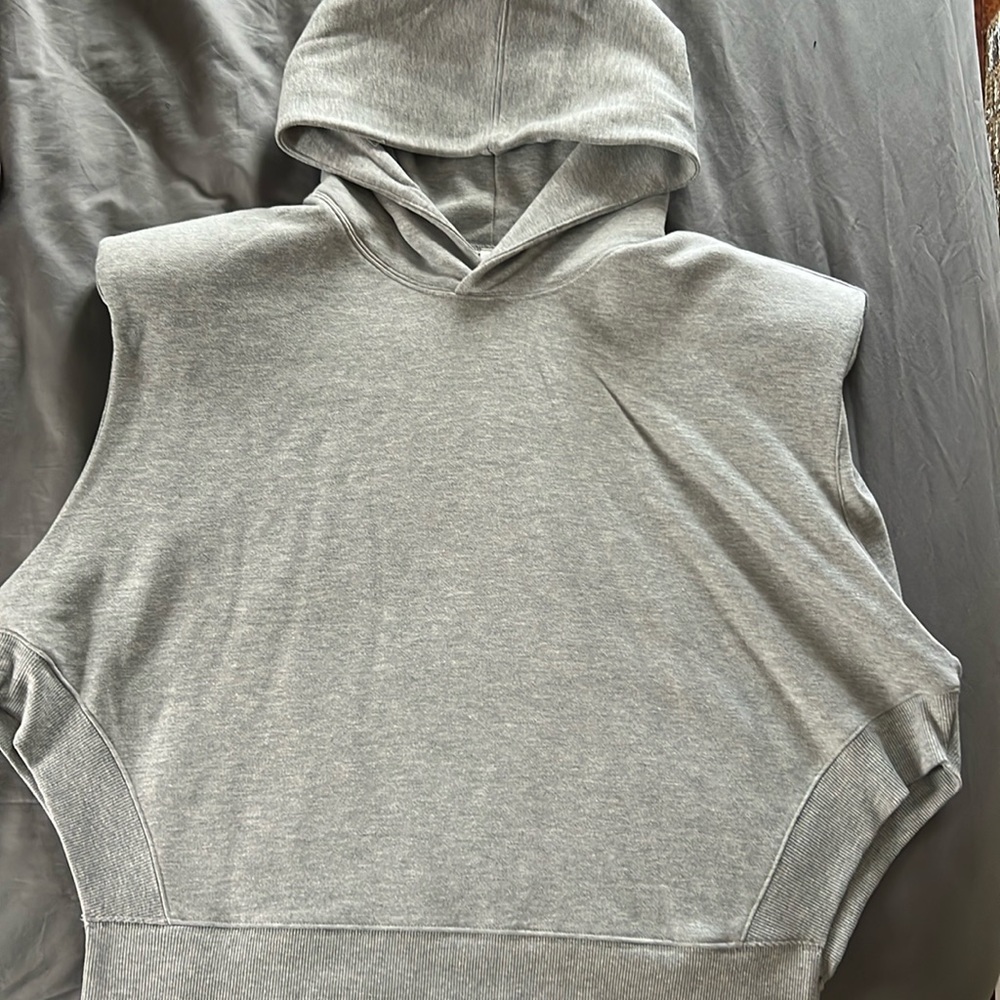 Alo yoga gray “cropped headliner shoulderpad coverup”